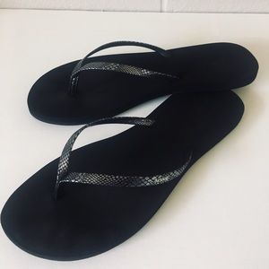 Black Reef flip flop sandals